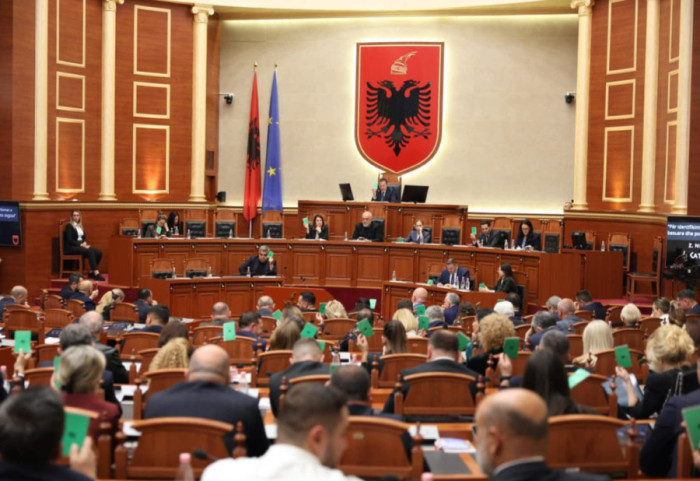 Seancë maratonë në Kuvend: Miratohet akti normativ për akcizën e naftës, rrëzohen propozimet e PD