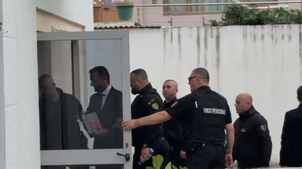 Veliaj në Gjykatën Administrative me pranga në duar, merr pjesë në seancën kundër prokurorit të SPAK që e hetoi