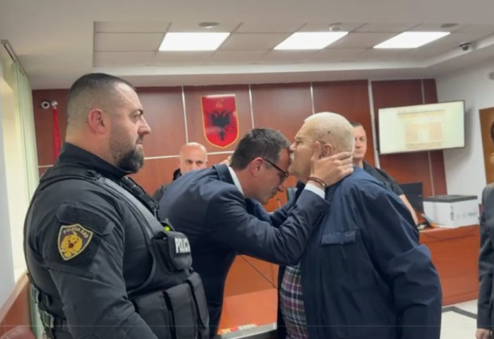 “Ç’të mbetet, vij e bëj unë”, aktori Robert Ndrenika takon kryebashkiakun Veliaj