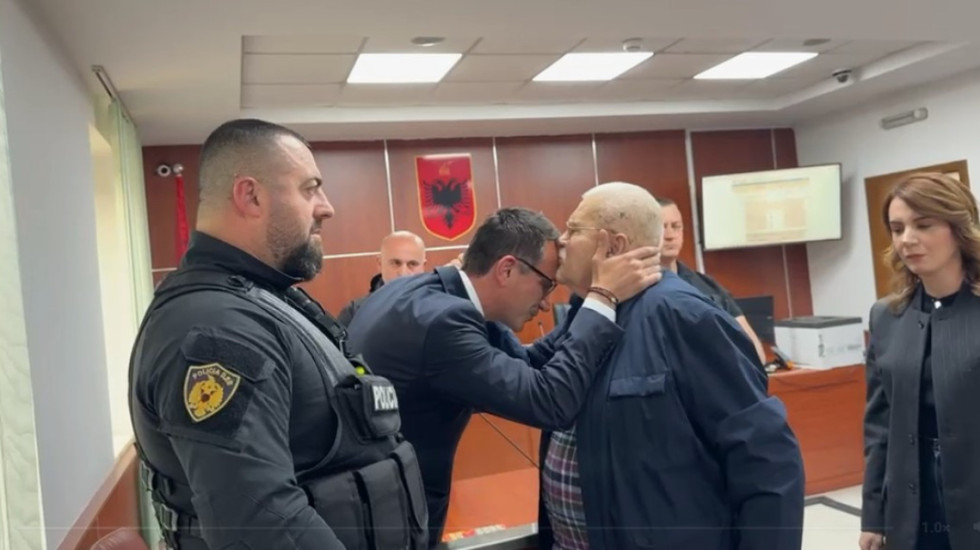 “Ç’të mbetet, vij e bëj unë”, aktori Robert Ndrenika takon kryebashkiakun Veliaj