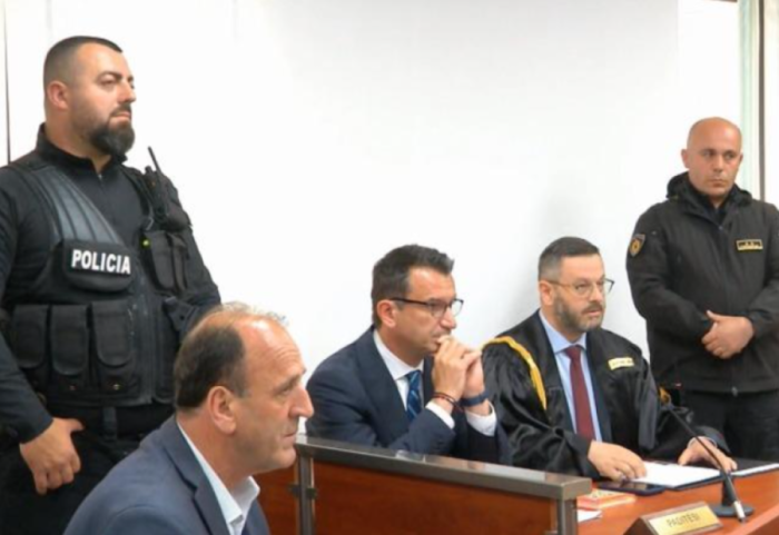 “Ky proces ka lulëzuar në errësirë”, Veliaj me pranga në Administrative, shtyhet seanca për prokurorin Dado