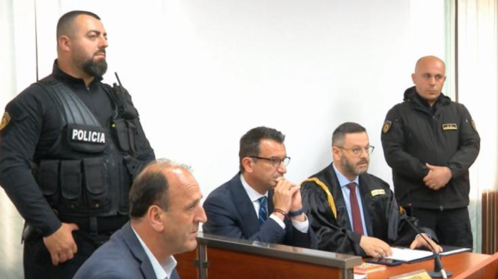 “Ky proces ka lulëzuar në errësirë”, Veliaj me pranga në Administrative, shtyhet seanca për Ols Dadon