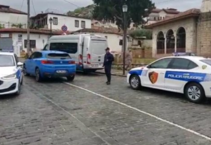 Aksident në qendër të Beratit, makina përplas këmbësorin