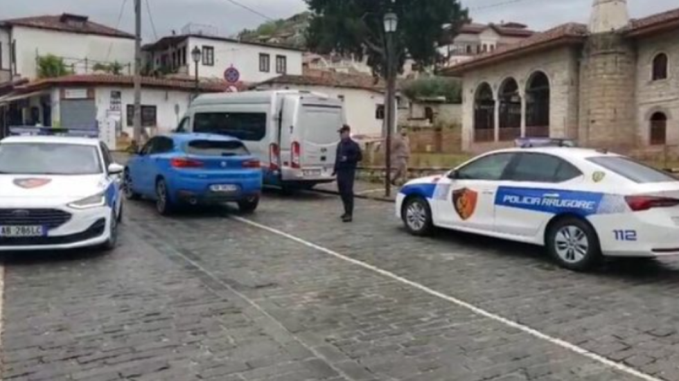 Aksident në qendër të Beratit, makina përplas këmbësorin