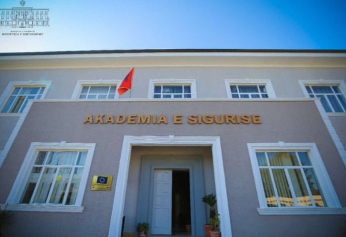 Studentët ishin ankuar për ushqimin, shpallet në kërkim administratorja e kompanisë