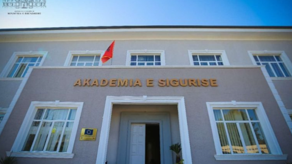 Studentët ishin ankuar për ushqimin, shpallet në kërkim administratorja e kompanisë