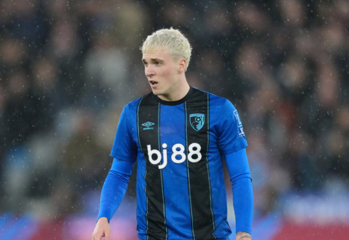 Mesazhet telefonike me një të mitur, pezullohet futbollisti i Premier League