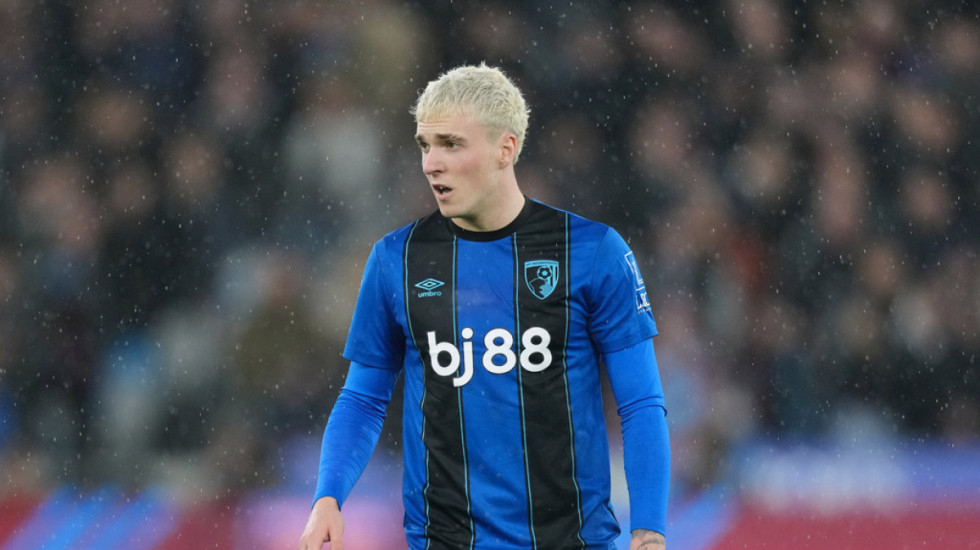 Mesazhet telefonike me një të mitur, pezullohet futbollisti i Premier League