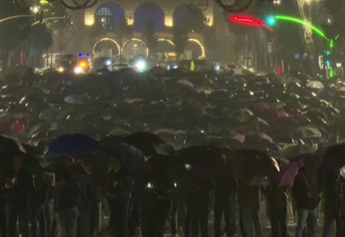 'Paqe' te Kryeministria, protestuesit e PD marshojnë drejt Ministrisë së Brendshme