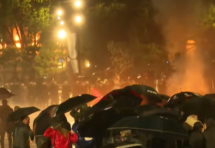 Policia hedh ujë drejt protestuesve, shpërthejnë molotovët