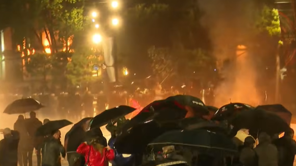 Policia hedh ujë drejt protestuesve, shpërthejnë molotovët