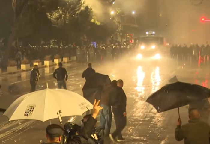 LIVE/Molotov e ujë me presion, policia nuk lejon marshimin e protestuesve të opozitës