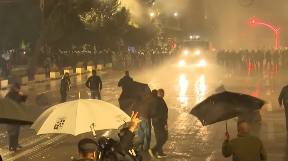 LIVE/Molotov e ujë me presion, policia nuk lejon marshimin e protestuesve të opozitës