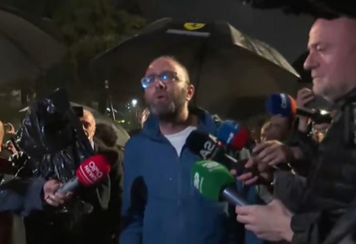 Berisha me maskë kundragaz, Bardhi akuza policisë: Pse po i provokoni protestuesit?