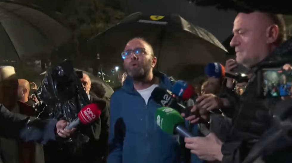 Berisha me maskë kundragaz, Bardhi akuza policisë: Pse po i provokoni protestuesit?