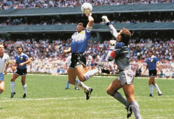 Jo vetëm ‘Dora e Zotit’, Maradona e shënoi golin epik me një fanelë false
