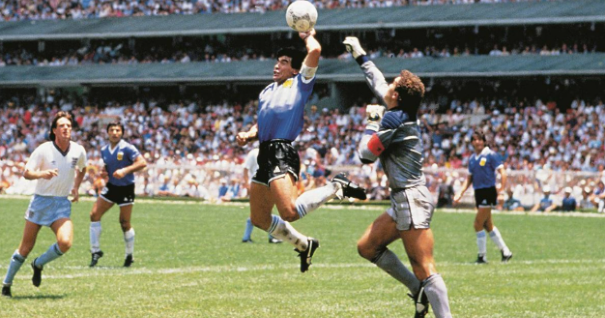 jo-vetem-dora-e-zotit-maradona-e-shenoi-golin-epik-me-nje-fanele-false