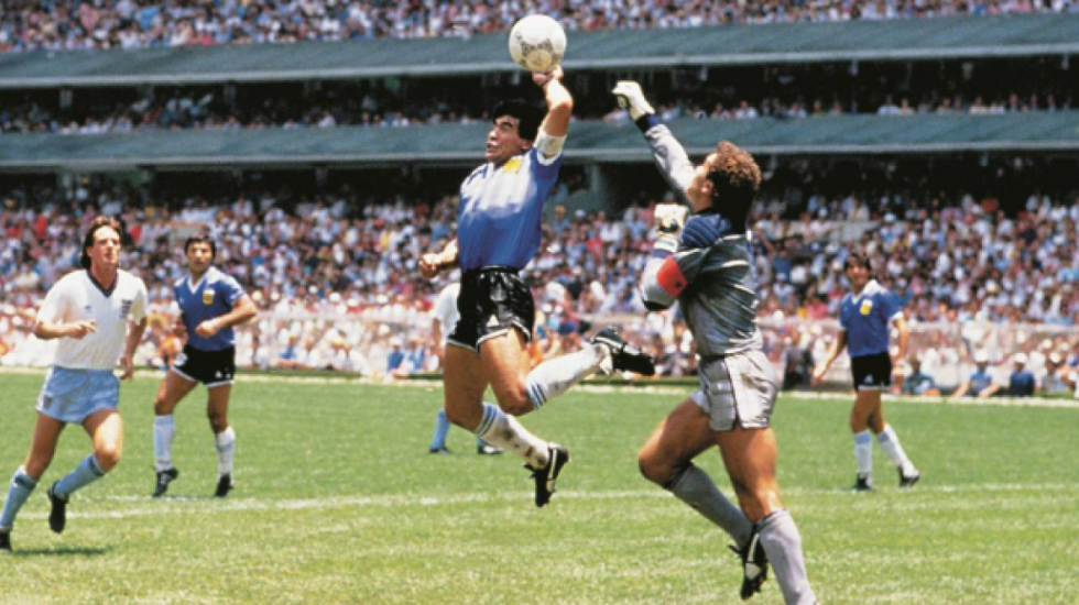 Jo vetëm ‘Dora e Zotit’, Maradona e shënoi golin epik me një fanelë false