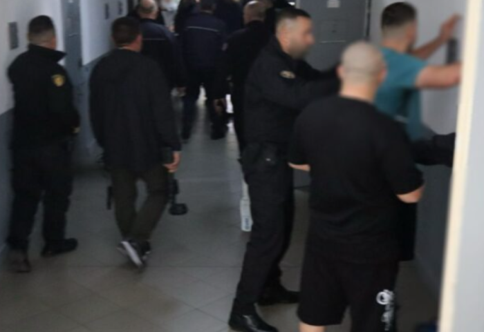 Kontrolle të befasishme në burgjet e Fierit, Vlorës dhe Peqinit, sekuestrohen sende të ndaluara