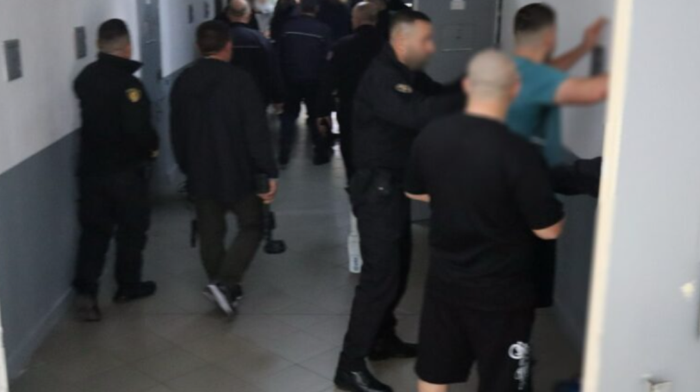 Kontrolle të befasishme në burgjet e Fierit, Vlorës dhe Peqinit, sekuestrohen sende të ndaluara