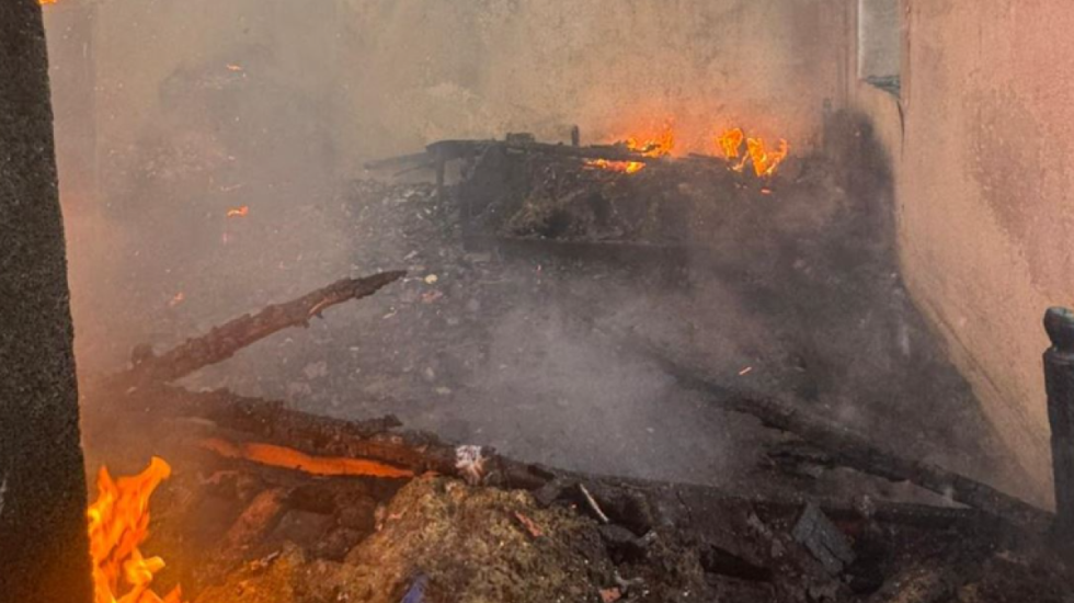 Shkrumbohet banesa në Gjirokastër, e moshuara mbetet në qiell të hapur