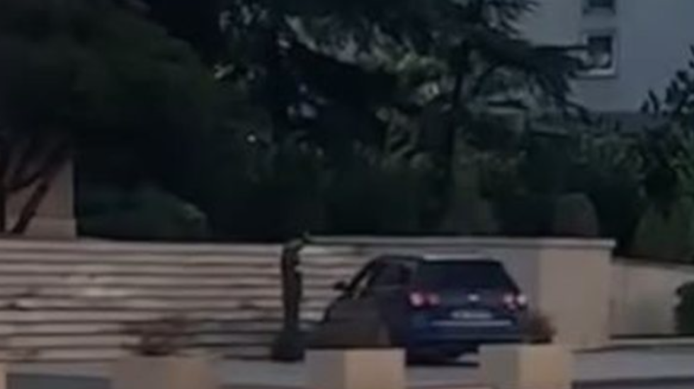 Qytetari përplas makinën në shkallët e Kryeministrisë dhe godet derën e institucionit