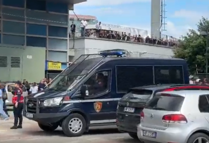Përplasje mes tifozërive para ndeshjes Elbasani-Tirana