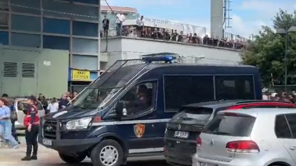 Përplasje mes tifozërive në Elbasan Arena