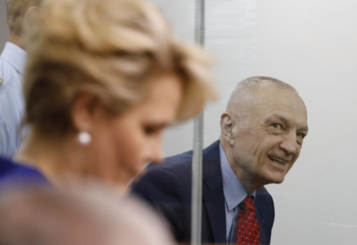 Kryemadhi në GJKKO: Në Amerikë edhe vrasësit serialë ulen pranë avokatit, jo pas kafazit të xhamtë si Meta
