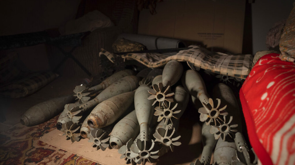 Shkon në mësim me një mortajë për leksionin e historisë, evakuohet shkolla