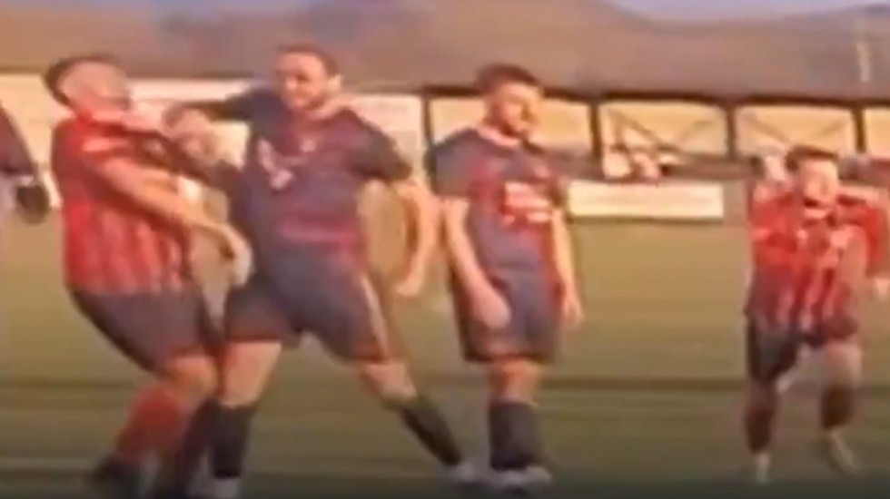 VIDEO/ Futbollisti goditi kundërshtarin me bërryl, dënohet me burg