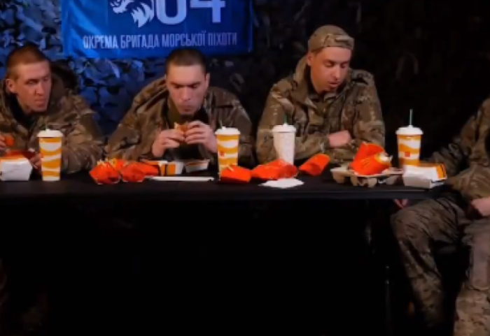 Burgeri amerikan shijon më tepër se të vdesësh për Putin, ushtarët rusë: Po u dorëzuam na vrasin tanët, si me sovjetikët
