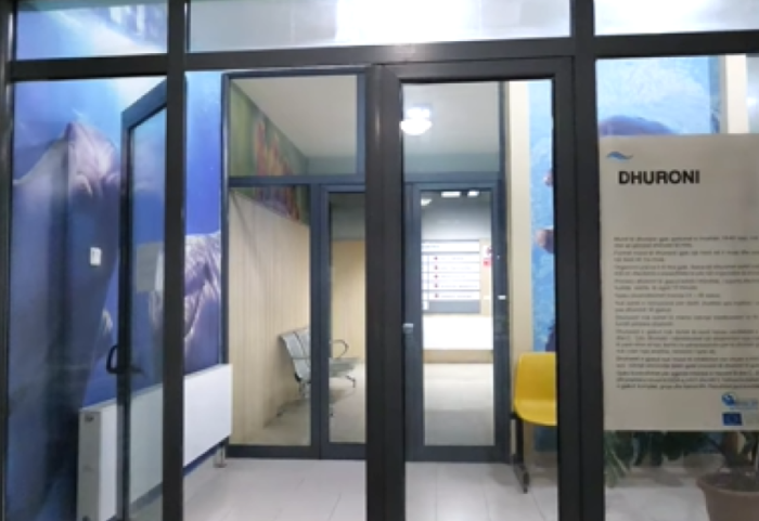 I dyshuar se ngacmoi pacienten, shtrohet në spital kirurgu