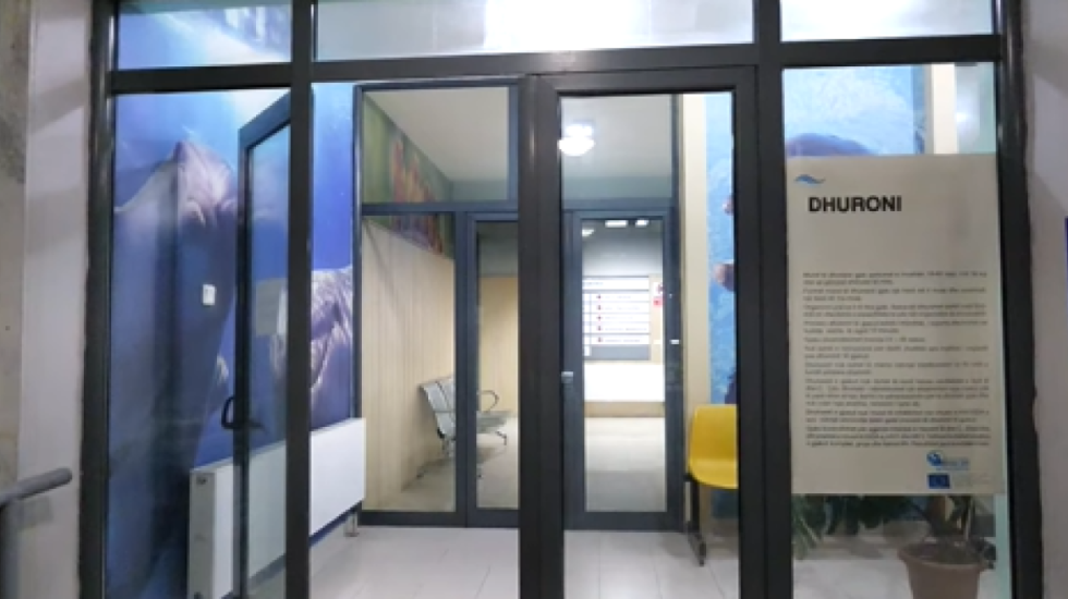 I dyshuar se ngacmoi pacienten, shtrohet në spital kirurgu