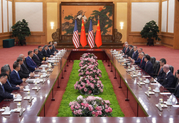 Agjenti i Trump me armë me vete, personeli kinez nuk e lejon. Vonohet 20 minuta takimi Trump- Xi