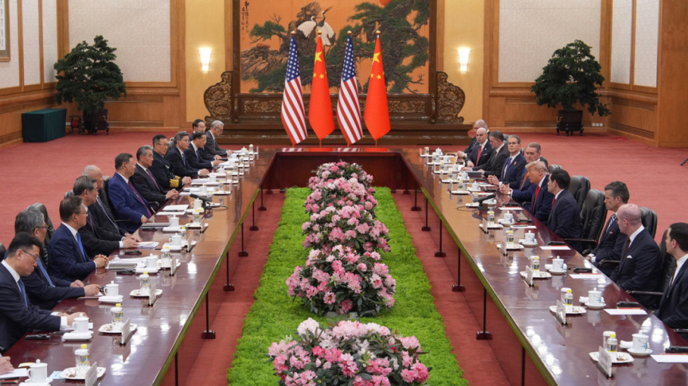 Agjenti i Trump me armë me vete, personeli kinez nuk e lejon. Vonohet 20 minuta takimi Trump- Xi