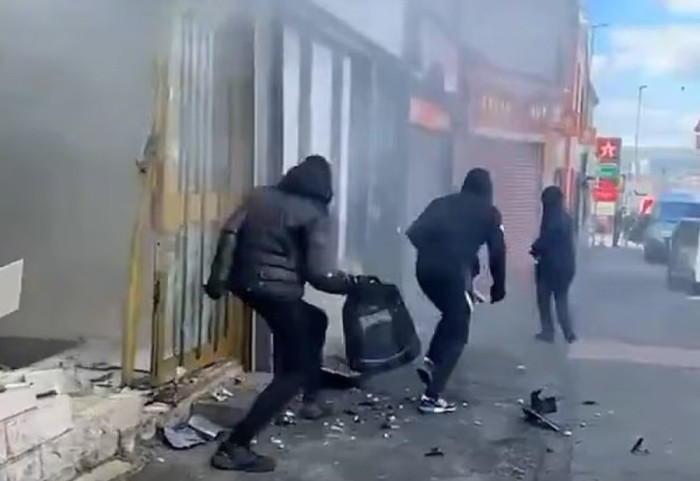 “Bombë" tymi kundër grabitësve, pronari i argjendarisë zmbraps bandën dhe shpëton bizhuteritë