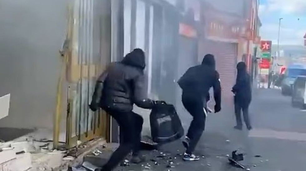 “Bombë" tymi kundër grabitësve, pronari i argjendarisë zmbraps bandën dhe shpëton bizhuteritë