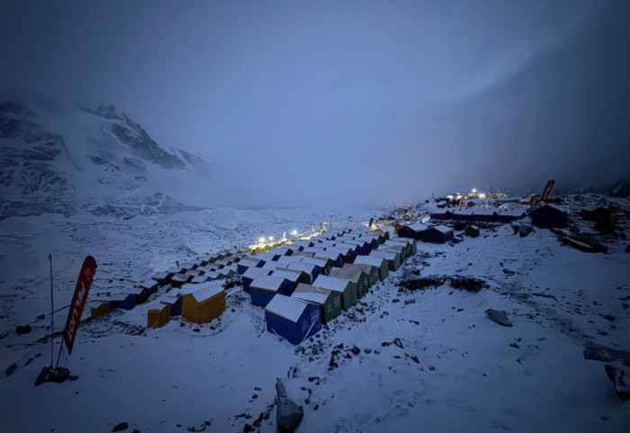 Drejt majës së botës! Të bllokuar për disa javë, alpinistët zhbllokojnë rrugën për në Everest
