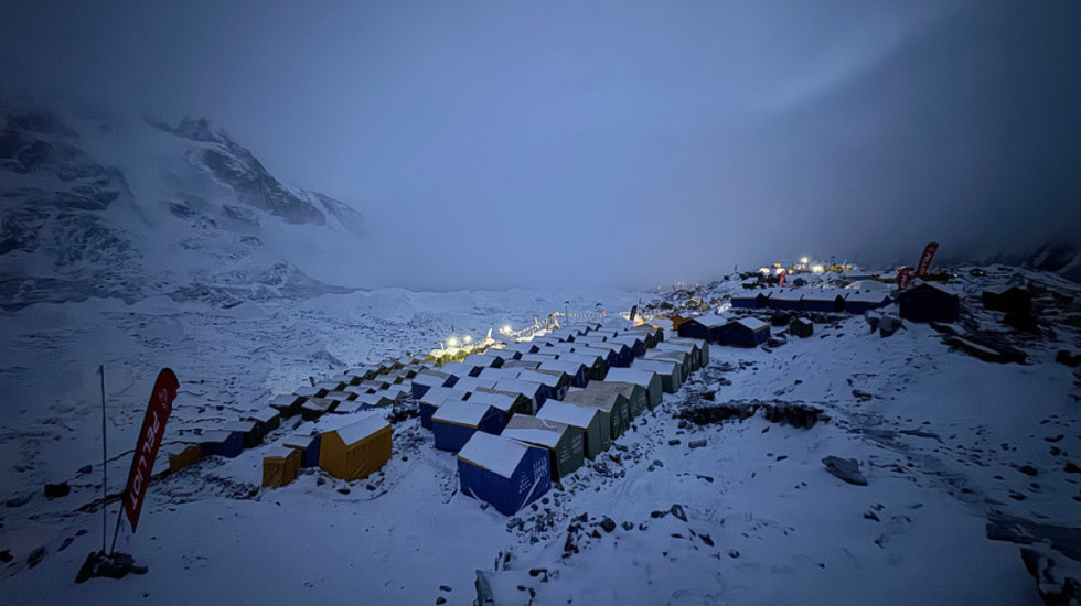 Drejt majës së botës! Të bllokuar për disa javë, alpinistët zhbllokojnë rrugën për në Everest