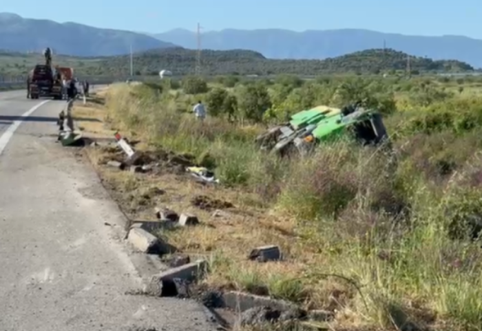 Tre makina përfshihen në një aksident pranë Vlorës, një prej tyre përfundon në kanal
