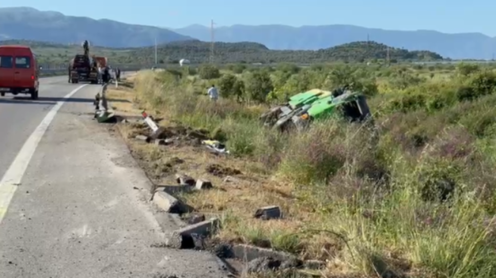 Tre makina përfshihen në një aksident pranë Vlorës, një prej tyre përfundon në kanal