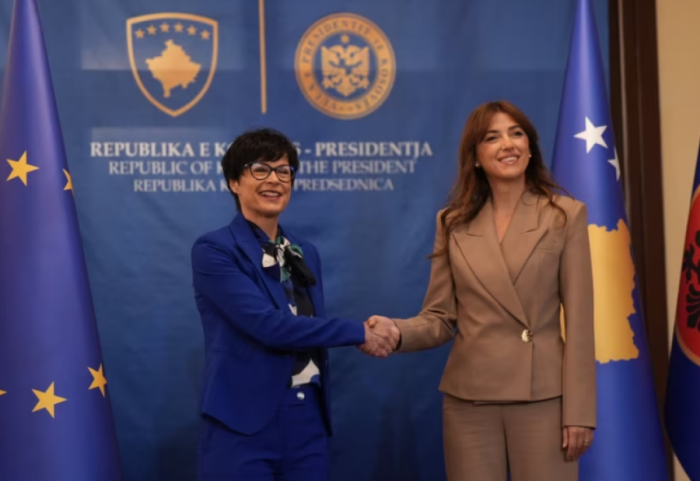 Marta Kos mbërrin në Prishtinë, pritet nga ushtruesja e detyrës së presidentit