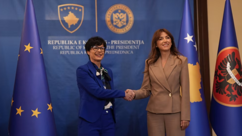 Marta Kos mbërrin në Prishtinë, pritet nga ushtruesja e detyrës së presidentit