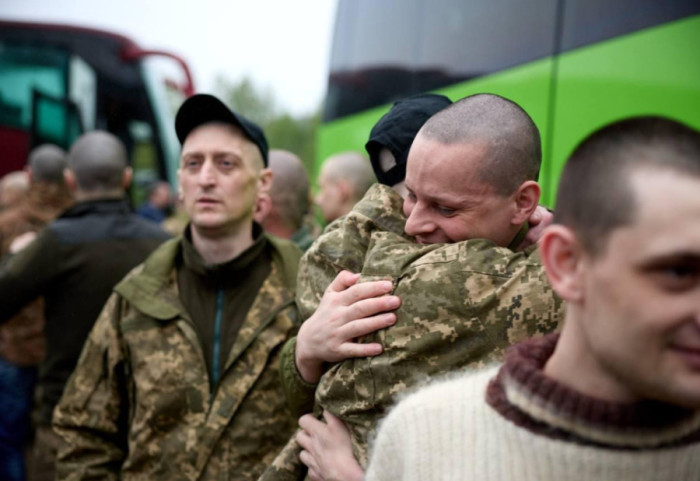 Lot, përqafime dhe bisedat e para me familjarët: Pamjet e ushtarëve ukrainas që kthehen në shtëpi