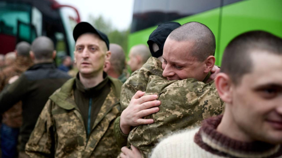 Lot, përqafime dhe bisedat e para me familjarët: Pamjet e ushtarëve ukrainas që kthehen në shtëpi