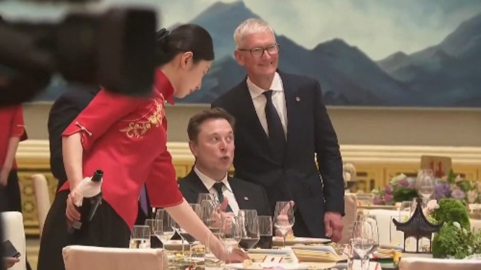 Elon Musk bezdiset nga selfie-t në Kinë, biznesmenët kinezë e lenë pa darkë