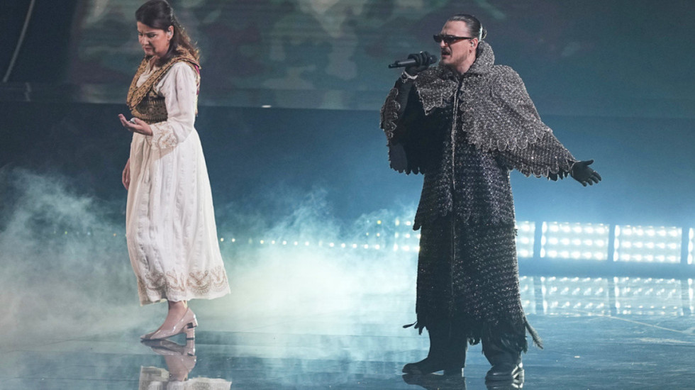 Alis dhuron spektakël në natën finale të Eurovision 2026