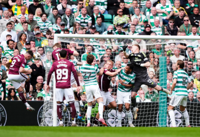 Kaosi në “Celtic Park”, Hearts kërkon titullin në tavolinë pas pushtimit të fushës