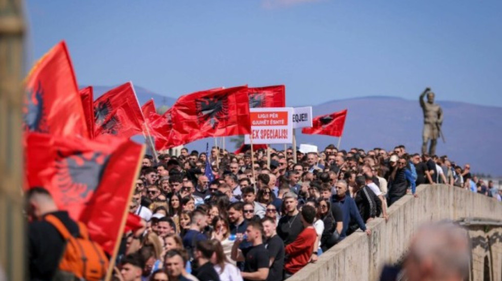 “Shqipja, amaneti i të parëve”, studentët shqiptarë në Maqedoni protestojnë sot për mbrojtjen e gjuhës
